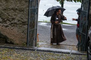 angeregte Diskussion im Regen
