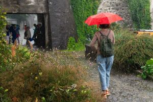 offener-Klostergarten-Regenwetter-Besucher